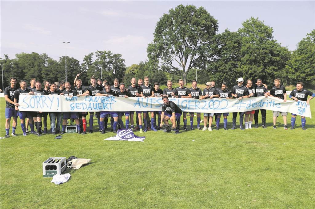 Jubel in Hochlar, Ernüchterung in Marl-Hamm - Aufsteiger zur Kreisliga B stehen fest Geschafft: Mit Transparenten, Gesängen und reichlich Getränken feiert der SV Hochlar 28 III den Aufstieg in die Kreisliga B.