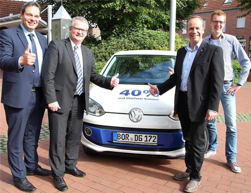 Glasfaser-Anschlüsse für Raesfeld und Erle Geschafft! Raesfeld bekommt Glasfaser-Anschlüsse. Die Freude bei Bürgermeister Andreas Grotendorst, Martin Tesing, Erster Beigeordneter, Mirko Tanjsek von der "Deutschen Glasfaser" und Daniel Knufmann, Gemeinde Raesfeld, ist groß.