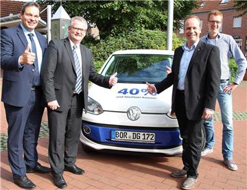 Geschafft! Raesfeld bekommt Glasfaser-Anschlüsse. Die Freude bei Bürgermeister Andreas Grotendorst, Martin Tesing, Erster Beigeordneter, Mirko Tanjsek von der "Deutschen Glasfaser" und Daniel Knufmann, Gemeinde Raesfeld, ist groß.
