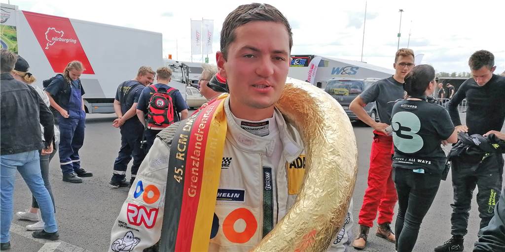 Ein Sieg für Opa - neue Rennstrategie beschert Moritz Oberheim Platz eins Moritz Oberheim mit Siegerrkanz am Nürburgring