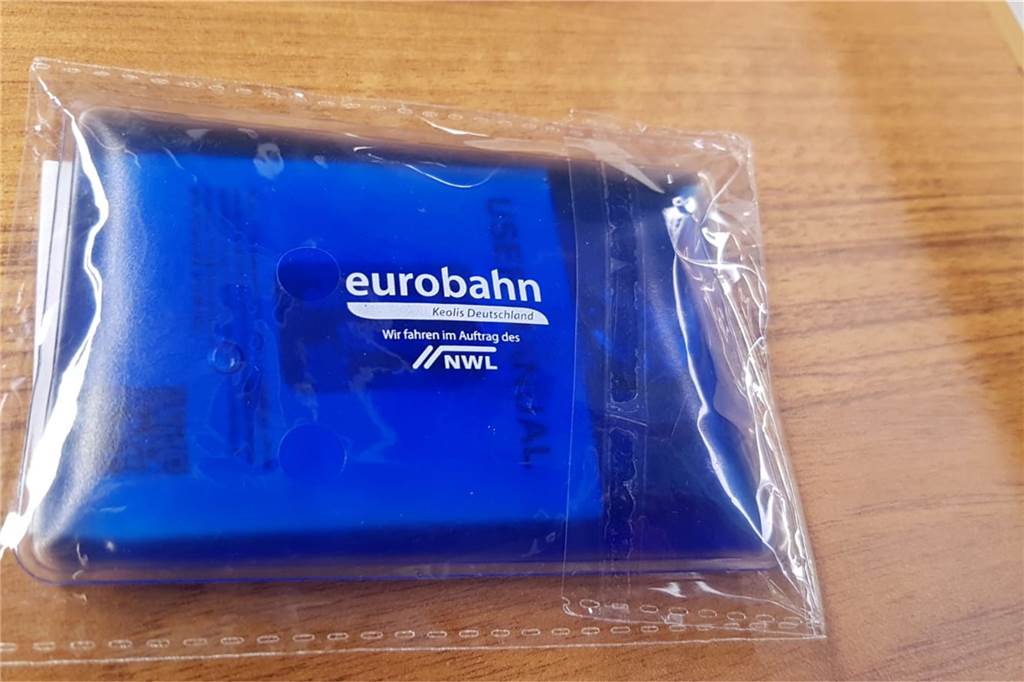 Schienenersatzverkehr zwischen Lünen und Davensberg: Erster Vormittag ohne Zwischenfälle Geschenk von der Eurobahn: Die Fahrgäste nach Dortmund bekommen Taschenwärmer.
