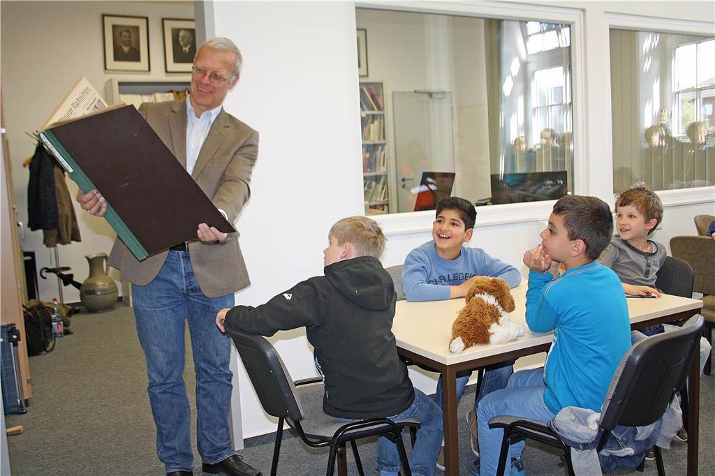Ulrich Söbbing entwickelte aus trockenen Akten lebendige Geschichte Archivar zeigt Kindern seinen Arbeitsplatz