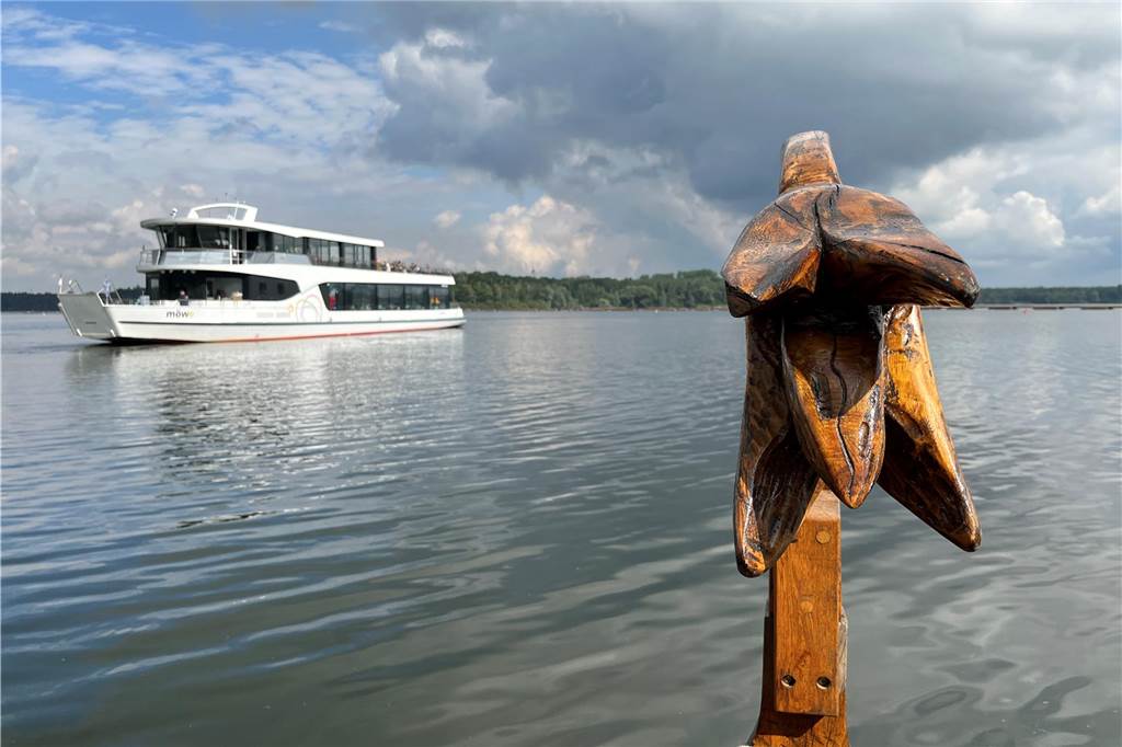 Legionäre pullen mit Gästen auf dem Römerschiff „Victoria“ Bug der Victoria und die neue Möwe im Hintergrund