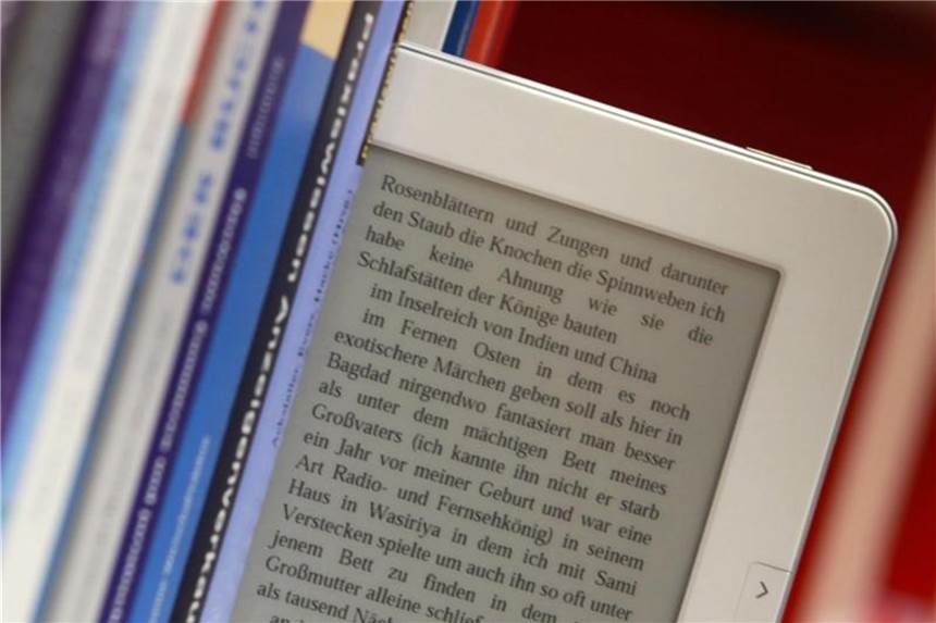 Vorlesegeschichten für Kinder zum Herunterladen Geschichten lassen sich auch vom Tablet oder Smartphone vorlesen. Das ist vor allem praktisch für unterwegs. Foto: Frank Rumpenhorst/Symbolbild
