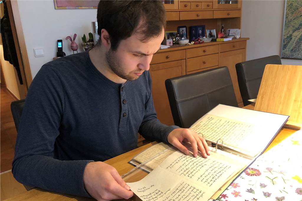 Letzter Gruß aus Russland - Halterner findet Feldpostbriefe beim Umzug Geschichtsstudent Julius Brink leistete „Übersetzungshilfe“. Viele Briefe aus dem Nachlass von Karlheinz van Buer sind in der alten deutschen Schrift Kurrent verfasst.