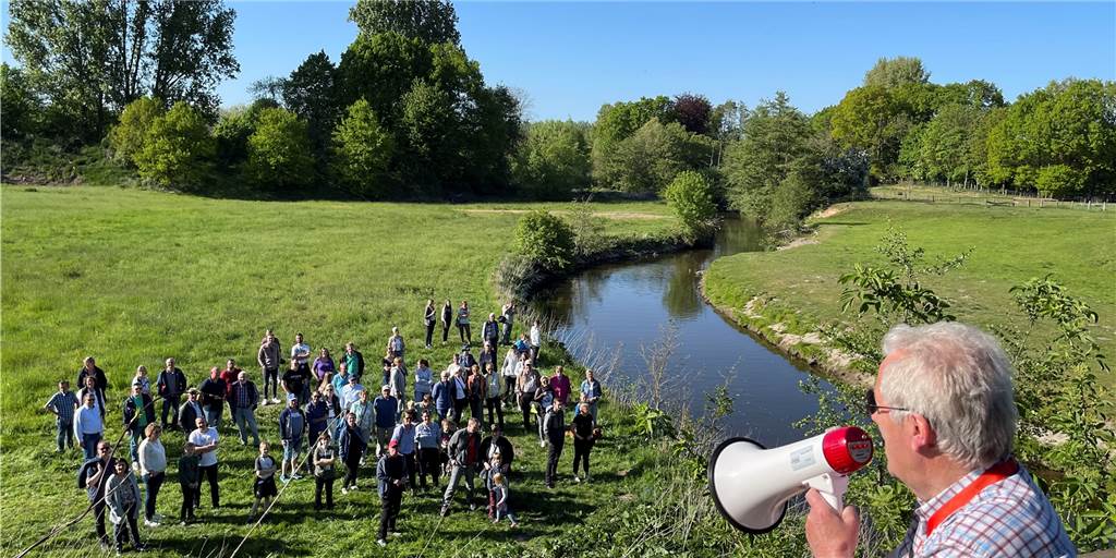 Geschichtsstunde mit dem Megafon: Von der historischen Eisenbahnbrücke hinab hat Heinz Garwer am Sonntag fast 800 Besucher in vier Führungen über die Geschichte der Nordbahn und des Brückendenkmals informiert.