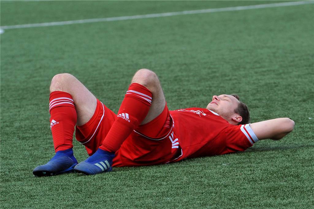 Später Doppelschlag des VfL Schwerte im Derby - dann Rudelbildung mit Roter Karte Geschlagen: Patrick Pietrzinski musste mit dem Geisecker SV eine 2:3-Derbyniederlage gegen den VfL Schwerte hinnehmen.