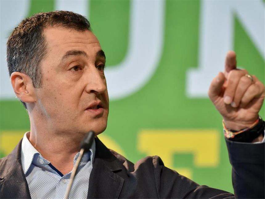 Grüne sagen offiziell Ja zu Jamaika-Gesprächen "Geschlossen, klar, in die Zukunft ausgerichtet, dann machen wir das super weiter", sagt Cem Özdemir. Foto: Britta Pedersen