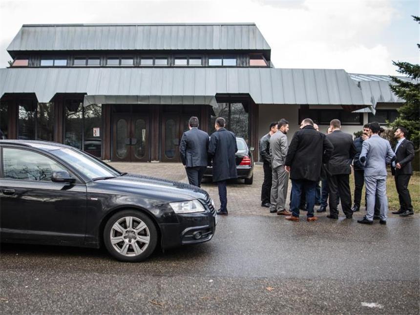 Merkel betrübt über Erdogans Nazi-Vergleich Geschlossen: Die Festhalle in Gaggenau, in der der türkische Justizminister Bozdag sprechen sollte. Foto: Christoph Schmidt