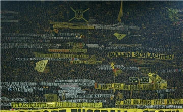 Geschmacklose Plakate auf der Südtribüne vor dem Heimspiel gegen Leipzig.
