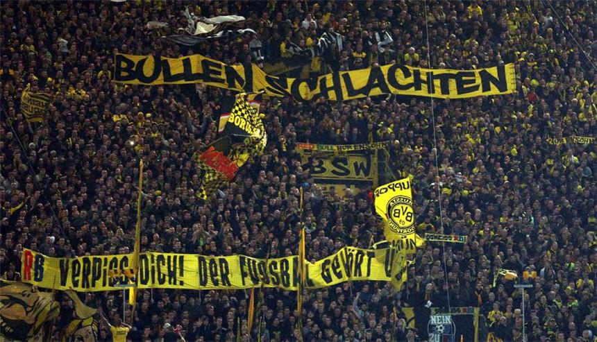 Schmähplakate: BVB identifiziert 61 Tatverdächtige Geschmacklose Plakate der BVB-Fans vor Anpfiff des Heimspiels gegen Leipzig.