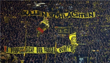 Geschmacklose Plakate der BVB-Fans vor Anpfiff des Heimspiels gegen Leipzig.