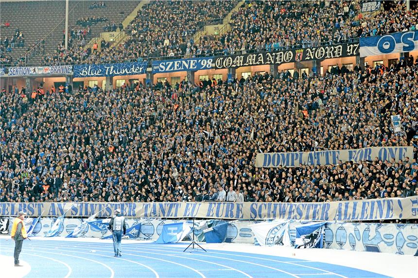 DFB verhängt 100.000 Euro Strafe gegen Hertha BSC Geschmackloses Plakat in der Hertha-Fankurve während des Pokalspiels gegen Köln.