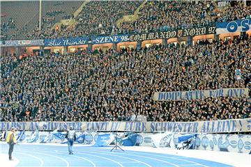 Geschmackloses Plakat in der Hertha-Fankurve während des Pokalspiels gegen Köln. 