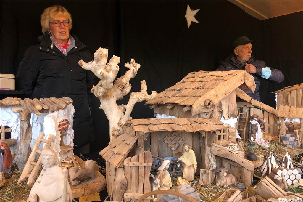 Raesfelder Adventsmarkt: Andrang hielt sich beim Start in Grenzen Geschnitzte Krippen aus Holz und vieles mehr gibt es beim Adventsmarkt zu entdecken.