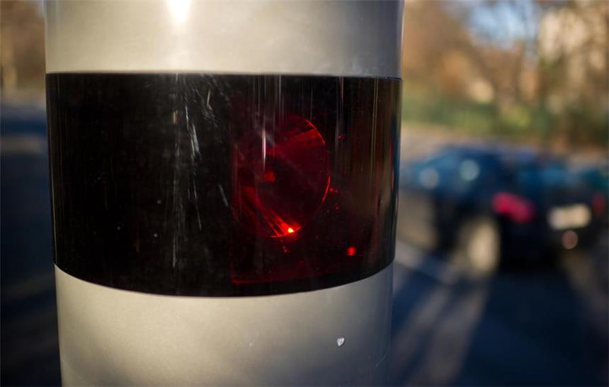 Kommunen verdienen mehr mit Blitzern Geschwindigkeitskontrolle ist vielerorts zu einem lukrativen Geschäftsfeld für Kommunen geworden.
