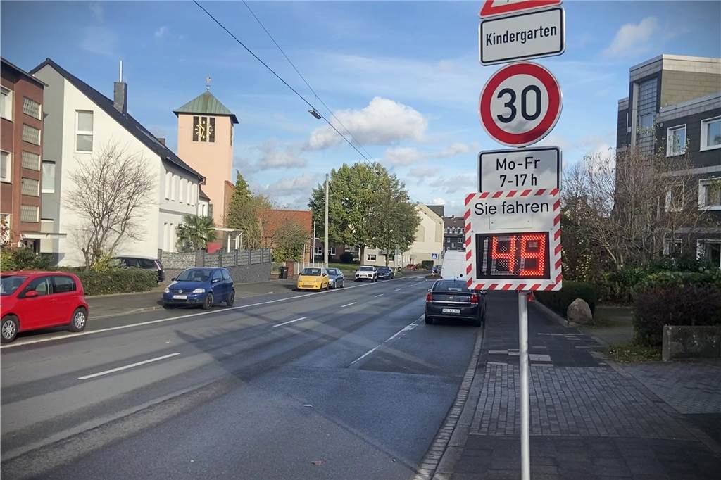 Stadt reagiert schnell: Bochumer Straße mit Tempo-Display entschärft Geschwindkeitsmesser vor dem Zebrastreifen an der Elisabethkirche an der Bochumer Straße in Castrop-Rauxel: Wie hier zu sehen ist, kommt es auch vor, dass die Autos 49 km/h fahren.