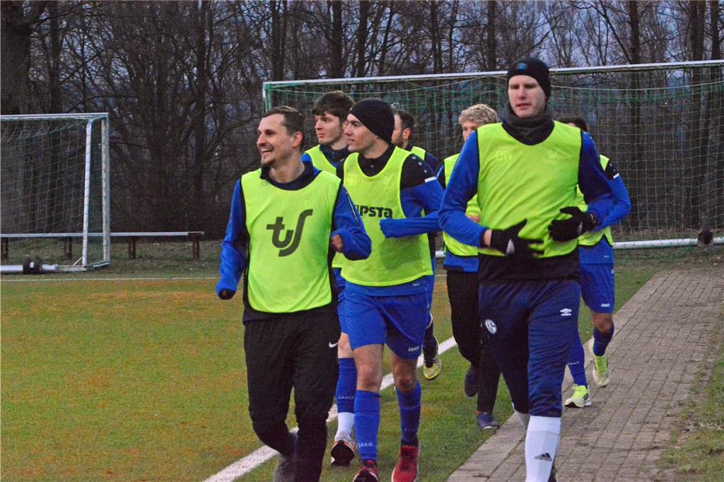 SV Bossendorf schlägt sich gegen TuS Sythen achtbar Geschwitzt wurde auch am Spielfeldrand: Bei beiden Teams liefen die Spieler, hier die des TuS Sythen, während der Partie in Bossendorf Runden um den Platz.
