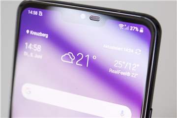 Geschwungene Kanten, glänzende Oberfläche - mit Glas lassen sich bei Smartphones (hier das LG G7) leicht schöne Formen und elegante Optik realisieren. Foto: Robert Günther