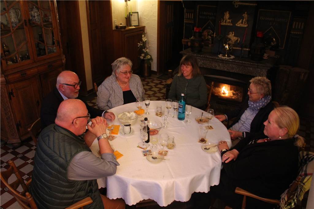 Im alten Gasthaus Klähr gibt es deftiges Abendessen für unter zehn Euro Gesellige Runde am Herdfeuer. So kann man es sich schmecken lassen.