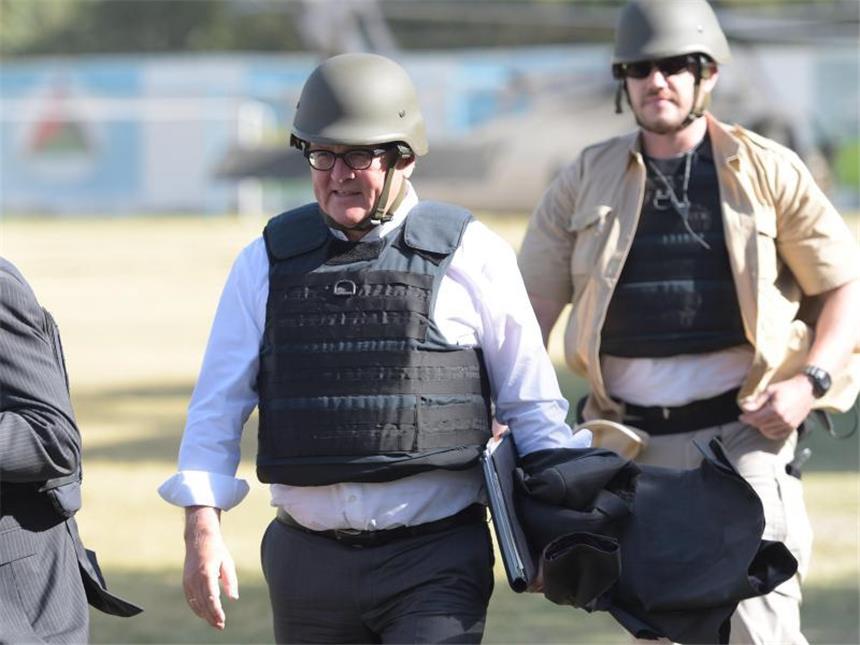 Steinmeier verspricht Afghanistan noch lange Unterstützung Gesichert: Frank-Walter Steinmeier verlässt auf dem Nato-Gelände in Kabul sein Flugzeug. Der Bundesaußenminister ist zu einem zweitägigen Besuch in der Region. Foto: Rainer Jensen