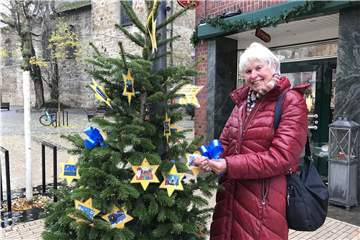 Gesine Kroll legte letzte Hand an die Dekoration der Tanne des Lionsclubs Dorsten-Wulfen an.