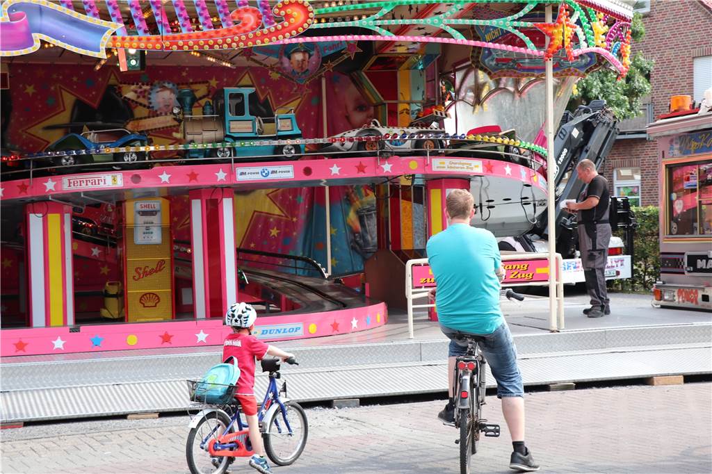 Auf der Vredener Kirmes sorgt „Jahrmarkt-Jan“ für Ordnung Gespannt beobachten Vater und Kind, wie die letzten Arbeiten an diesem Fahrgeschäft laufen.