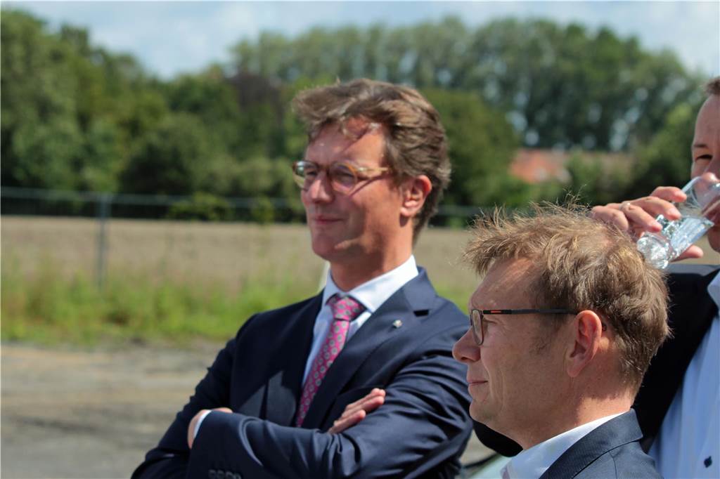Gespannt hören Hendrik Wüst und Lothar Christ der Rede von Dr. Jörg Bergmann zu, dem Sprecher der Geschäftsführung von Open Grid Europe.