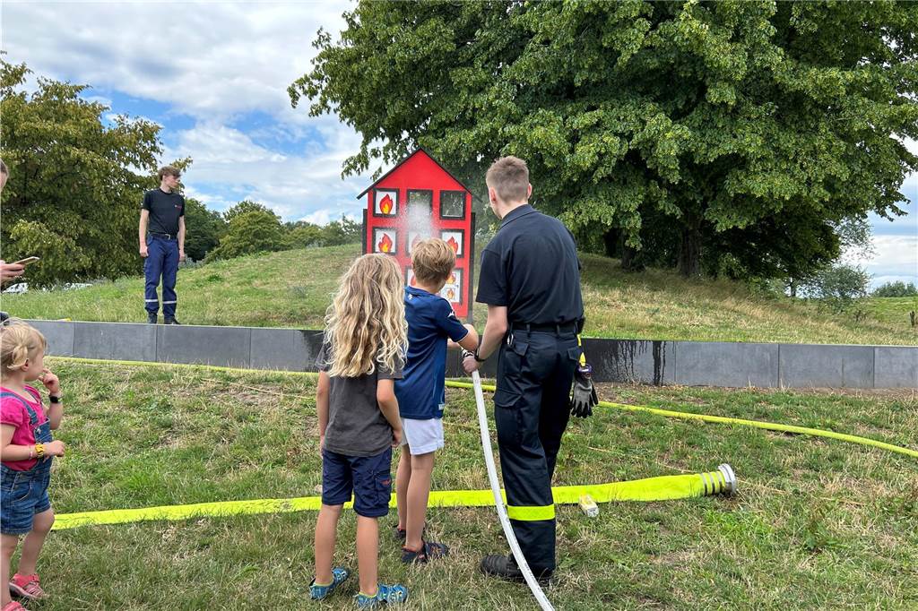 Gespannt verfolgen die Kinder sich gegenseitig, wer am schnellsten die Flammen löscht.