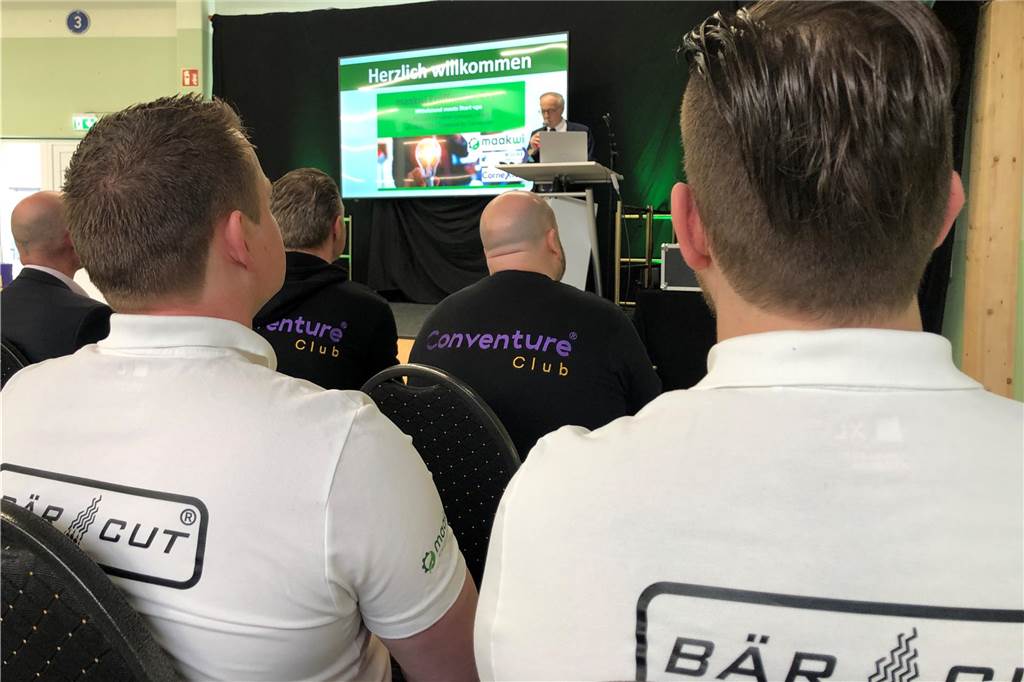 Macherzentrum: Bären-Start-Up schreibt erste Erfolgsgeschichte im Maakwi Mark und Stephan Berendsen in Bär-Cut-Shirts