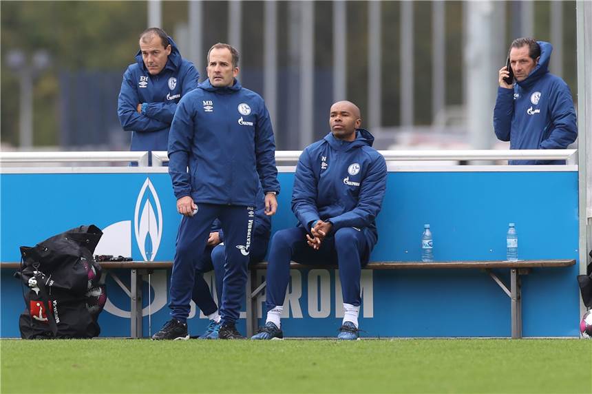 Naldo und seine besondere Rolle im Revierderby Gespannte Blicke des Schalker Trainer- und Funktionsteams mit Naldo auf der Bank.