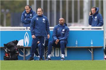 Gespannte Blicke des Schalker Trainer- und Funktionsteams mit Naldo auf der Bank.