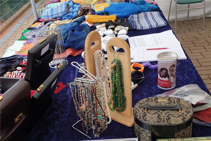 Terre des hommes sucht „Shop auf Zeit“ für den guten Zweck Gespendeten Schmuck, Tücher und anderer schöne Dinge möchte das Terre-des-hommes-Team für den guten Zweck verkaufen.