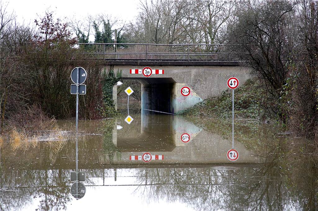 Hochwasser in Haltern: Nicht nur Hof Beermann kämpft gegen die Fluten Gesperrt: Auch die Bahnunterführung am Ikenkamp ist überlutet.