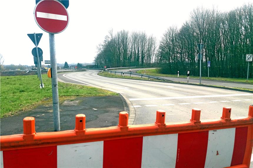 Abfahrt zu den Ruhrfestspielen gesperrt Gesperrt: Die Abfahrt der A 43 aus Richtung Bochum führt nach Recklinghausen hinein. Sie wird von Festspielbesuchern normalerweise so viel benutzt, dass sich abends Schlangen an der dahinter liegenden Kreuzung bilden. Foto: Jäger