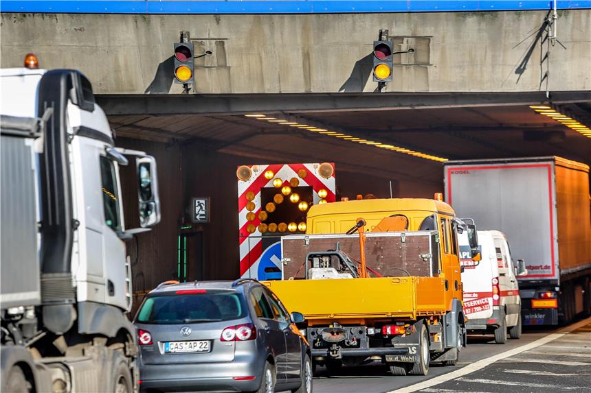 Zwei Leichtverletzte bei Unfall auf der B236 Gesperrt war die Strecke ab der Auffahrt von der B1 auf die B236 in Richtung Lünen bis hinter den Wambeler Tunnel.
