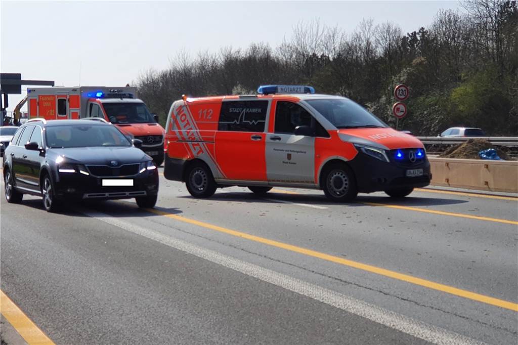 LKW-Unfall auf der A1 vor dem Kamener Kreuz Gesperrte linke und mittlere Fahrspur: Die Unfallstelle liegt in einer Baustelle rund 400 Meter vor dem Kamener Kreuz.