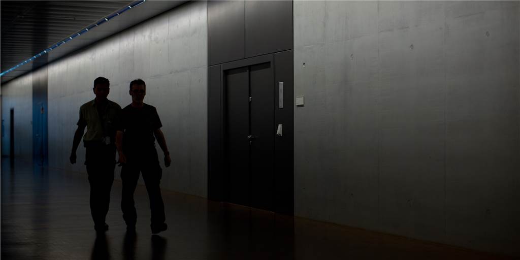 Europarat kritisiert seit Jahren: Deutschland tut zu wenig im Kampf gegen die Korruption Zwei Männer gehen am 25.07.2013 während der Sondersitzung des Parlamentarischen Kontrollgremiums (PKGr) im Bundestag in Berlin am Sitzungsaal vorbei.