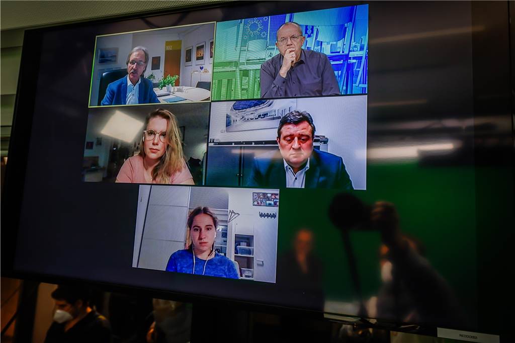Schule und Corona: „Die Sehnsucht nach Präsenzunterricht ist riesig“ Gesprächspartner von Ulrich Breulmann (oben recchts), waren (von links oben) Schulleiter Ulrich Walter, Elternvertreterin Leonie Schulte, Staatssekretär Mathias Richter und Abiturientin Tessa Karpenstein.