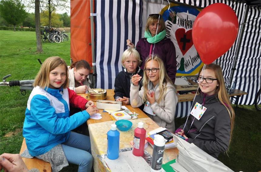 Gestalten von Muttertagsherzen am Stand der evangelischen Gemeinde Horstmar Preußen