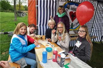 Gestalten von Muttertagsherzen am Stand der evangelischen Gemeinde Horstmar Preußen