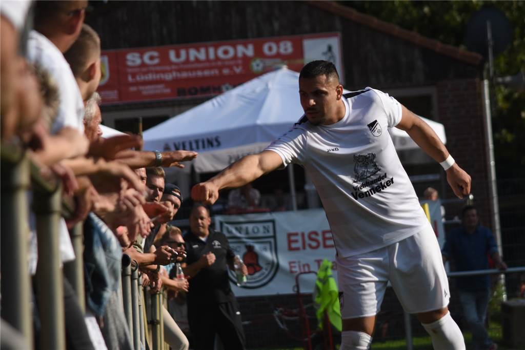 Nordkirchener Neuzugang hat jetzt schon wertvolle Vorlagen gegeben Geste der Versöhnung mit den gegnerischen Fans: Ufuk Ekincier hatte einen Ball knapp über Zuschauer ins Aus geschossen und entschuldigte sich für den Schreckmoment.