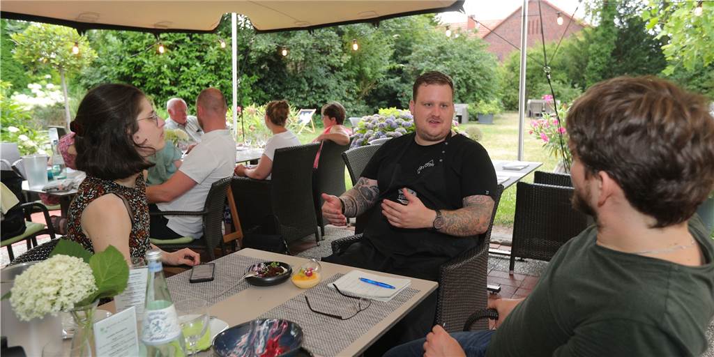Gestenreich erklärte Tim Andrich seine Kreationen, die er seinen Gästen im Restaurant Mutter Althoff in Vinnum präsentiert. 