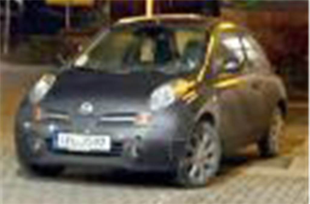 Drei Tankstellen-Überfälle in zwei Stunden: Polizei sucht Täter mit Fotos Gestohlene Kennzeichen montierte der Täter an diesen Nissan Micra mit leichtem Schaden vorne links.