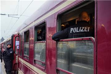 Gestoppt von der Polizei steht der Partyzug am 1. November 2019 im Bahnhof von Greven. Am Bahnhof in Kamen hatte zuvor eine aus dem Zug geworfenen Flasche ein zweijähriges Mädchen am Kopf getroffen und das Kind lebensgefährlich verletzt. Die Polizei befragte auf der Suche nach dem Flaschenwerfer die Passagiere.