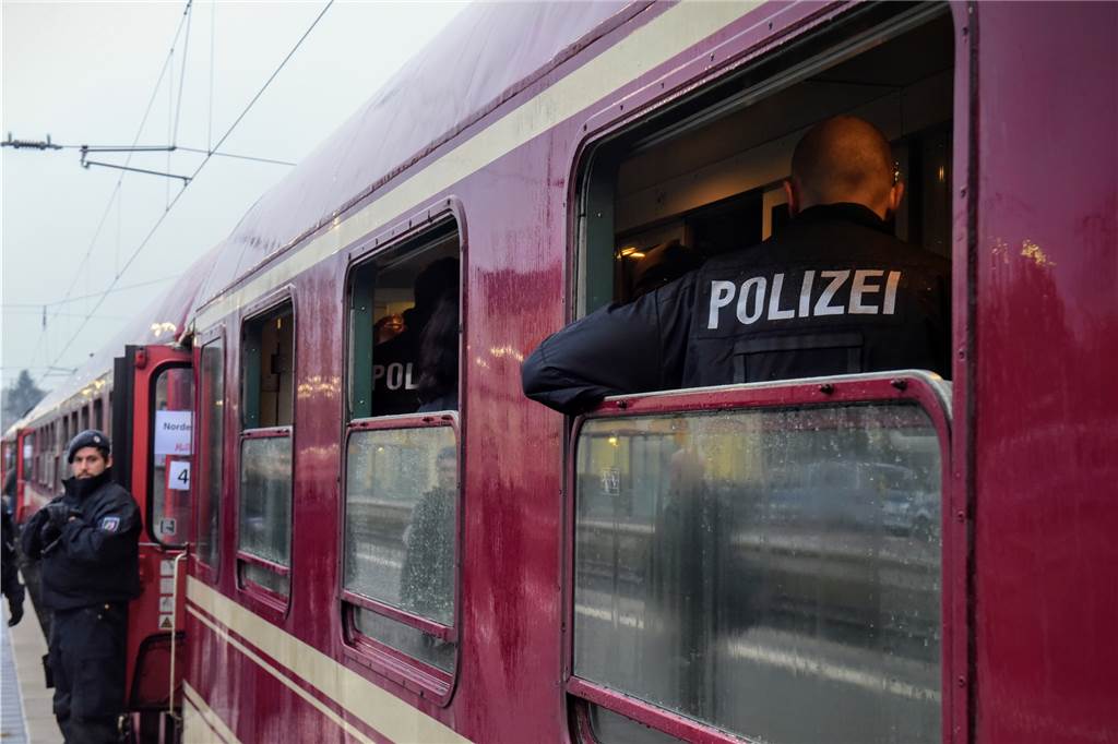„Partyspaß ab Bahnsteigkante“ – so läuft eine Fahrt im Partyzug ab Gestoppter Partyzug auf dem Bahnhof Greven an Allerheiligen: Die Polizei befragt Passagiere des Sonderzugs und sucht Spuren.