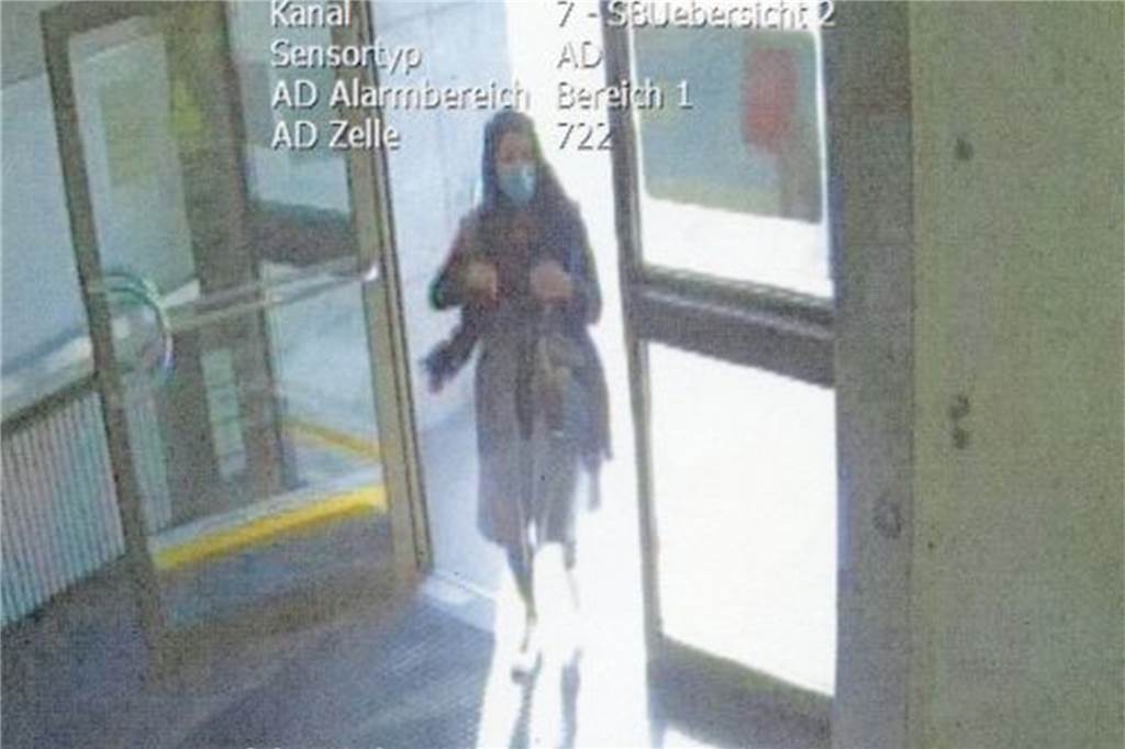 Nach Geldbörsen-Klau: Polizei fahndet mit Foto nach einer Taschendiebin Gesucht wird diese Frau, die eine 55-jährige Schwerterin bestohlen hat.
