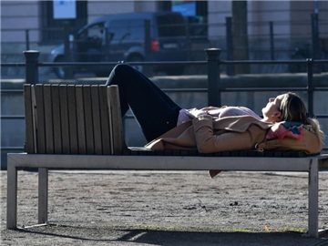 Gesundes Sonnenbad: So kann der Körper ausreichend Vitamin D bilden. Foto: Paul Zinken/dpa
