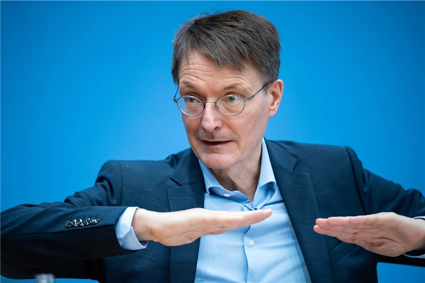 Lauterbach sorgt sich wegen Omikron um die Ungeimpften Gesundheitsminister Karl Lauterbach sorgt sich wegen der Omikron-Variante um die Ungeimpften.