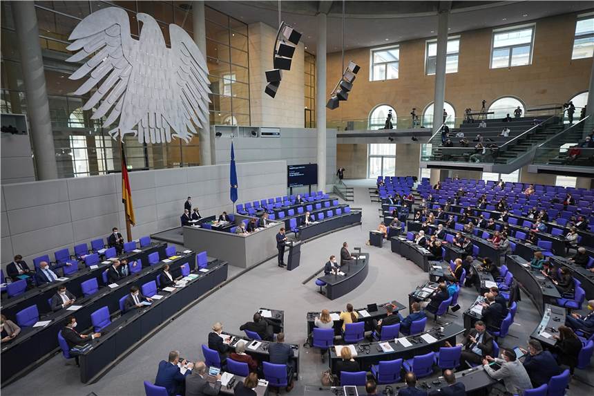 Kommt eine Impfpflicht oder nicht? Befürworter kämpfen um Mehrheit im Bundestag Gesundheitsminister Karl Lauterbach (SPD) spricht im Bundestag zur Impfpflicht.